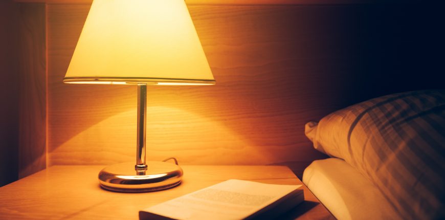 lampu duduk kamar tidur